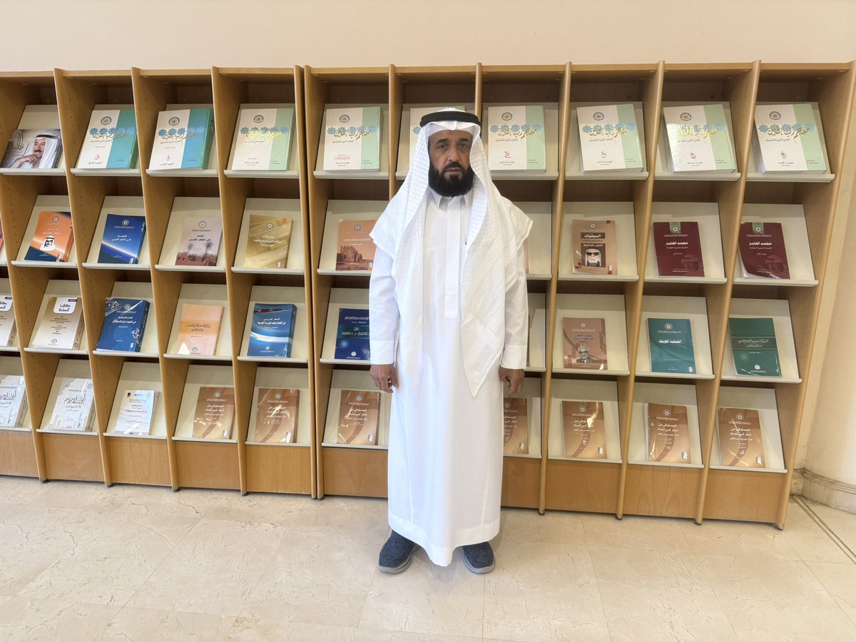 على هامش #معرض_الكتاب في الكويت سعدنا بلقاء كثير من المثقفين والباحثين، كما تشرفنا بزيارة العديد من مراكز البحوث والمكتبات الخاصة والعامة, وتبادل إهداءات الكتب.. والصورة هنا في مكتبة مركز عبدالعزيز البابطين للشعر العربي