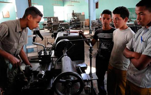 tiempo21cuba's tweet image. En este mundo cada vez más desarrollado y digitalizado, tendemos a valorar las profesiones académicas y a relegar al olvido los oficios, sin embargo, los oficios manuales en muchos casos sustentan nuestra calidad de vida y la seguridad de nuestro hogar.
🔗tiempo21.cu/2025/11/23/los…