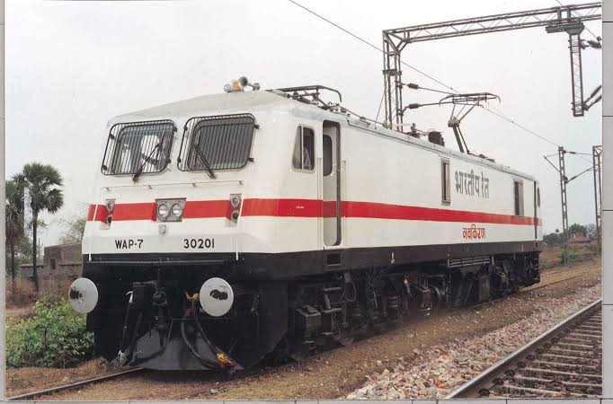 prakharsingh551's tweet image. WAP 7 with HOG And Without HOG .

HOG (Head-on Generation).
How it works: 
Power is drawn from the overhead power lines, converted inside the locomotive to the correct voltage for the coaches, and then sent to the rest of the train.

Benefits:
 This system is more…