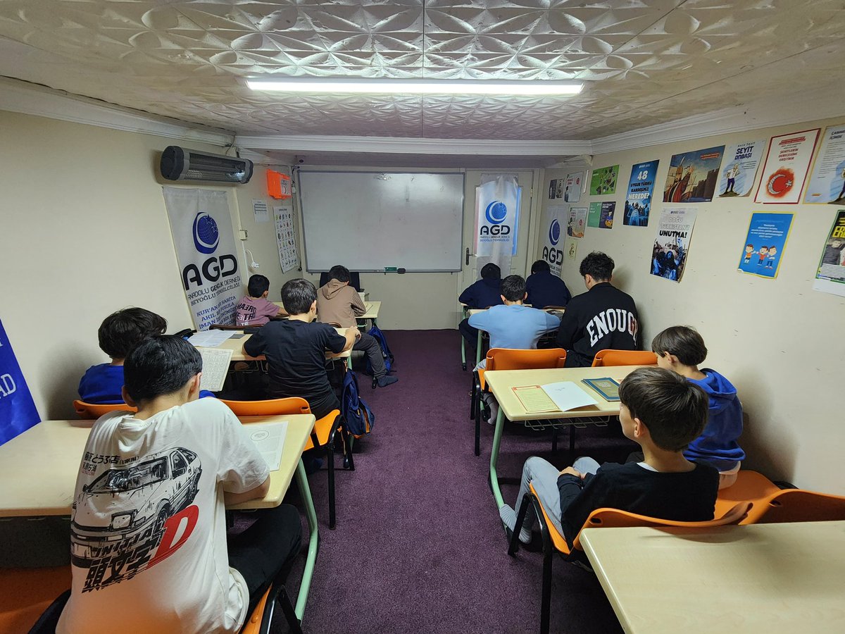 agdbeyoglu1's tweet image. Hafta sonu kurslarımıza kaldığımız yerden devam ediyoruz. Bu hafta Kur&apos;an-ı Kerim ve zammı sure ezberleme dersimizi işledik.