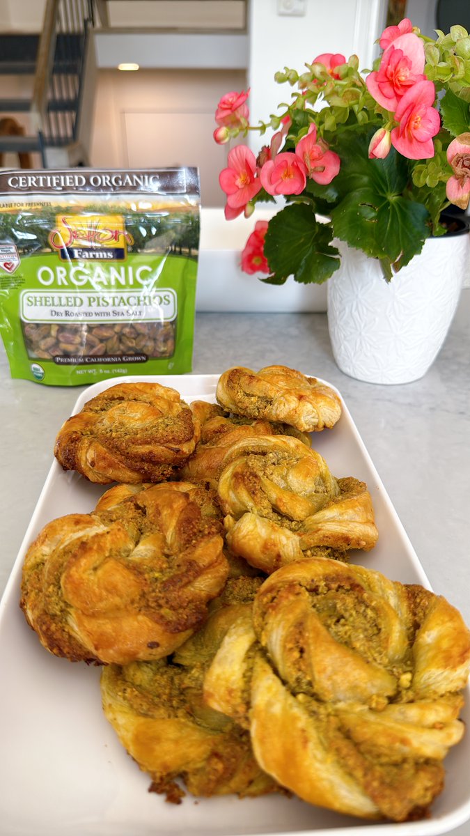 Pistachio Phyllo Dough Dippers with Setton Farms Organic Dry Roasted with Seal Salt Pistachio Kernels 💫 Warm, flaky, and oh-so-delicious, these dippers make the perfect sweet treat 😉 Get the recipe below 💚 #PoweredByPistachios⁣

Recipe:
2 sheets of puff pastry
¾ cups Setton