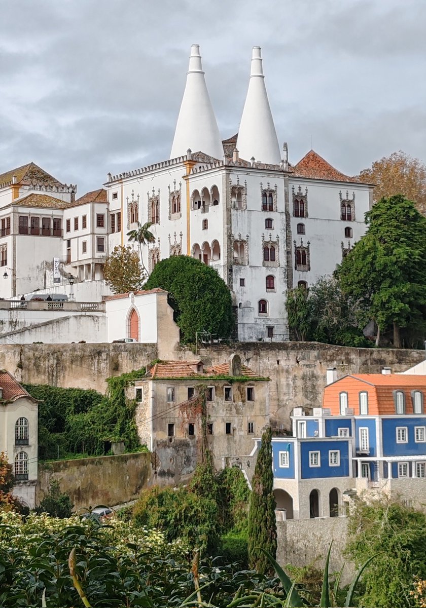 Kastanienzweig's tweet photo. Morning mood in Sintra โ when the clouds hang low and the National Palace looks straight out of a fairytale
#photography
#Sintra #Portugal #TravelPortugal #FairytaleCastle #WorldHeritage #SintraVibes #VisitPortugal #SintraMagic https://t.co/rlE6vyw9Dy