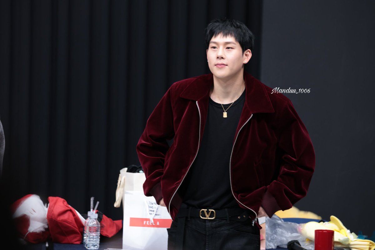 heonupdates's tweet image. he looks so good