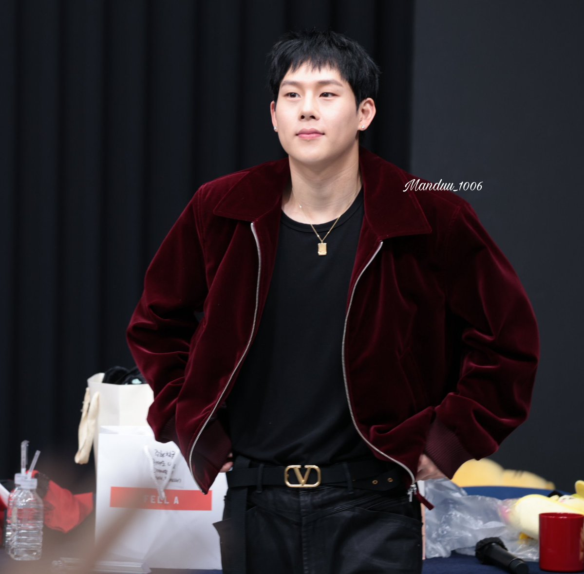 heonupdates's tweet image. he looks so good