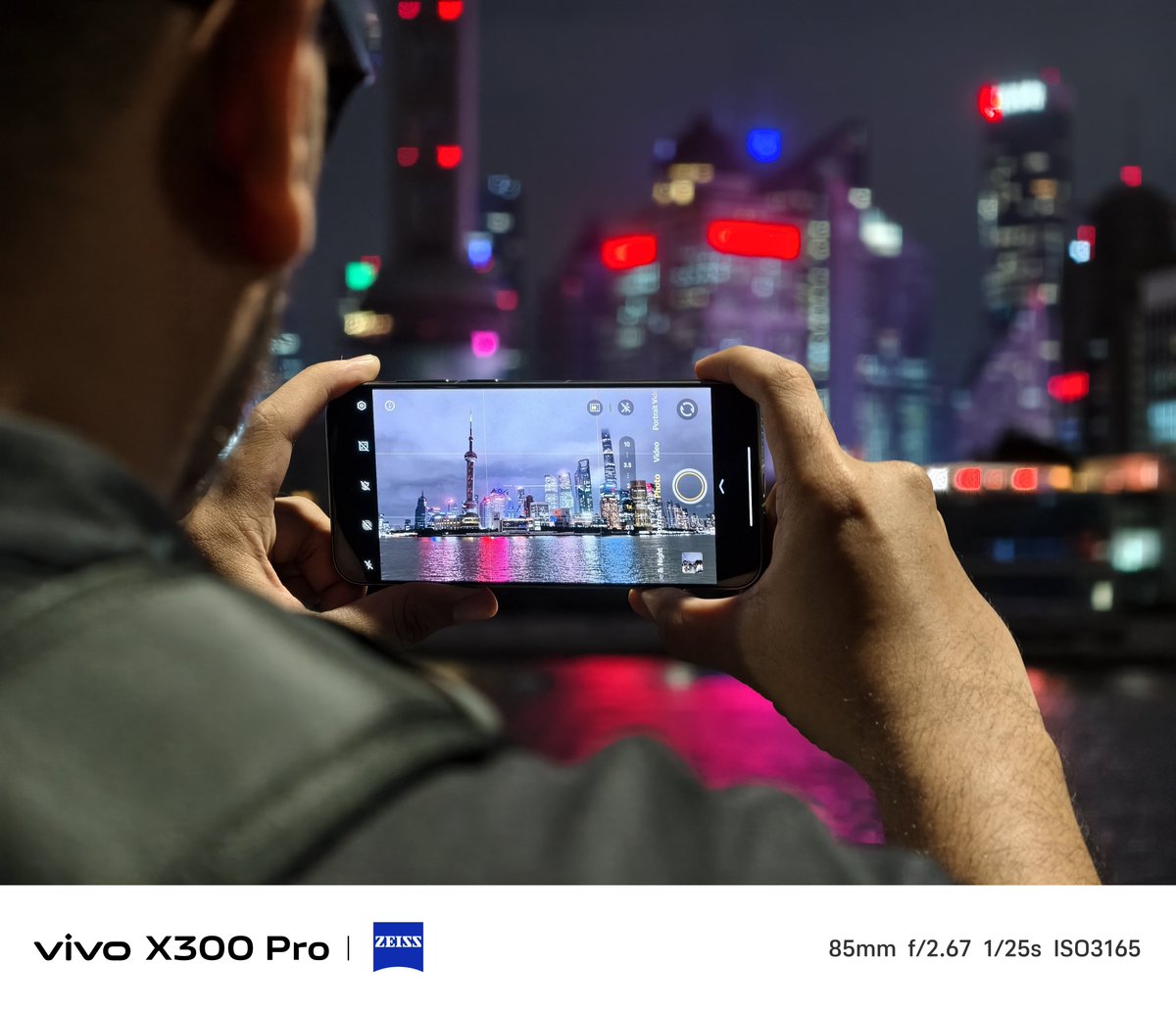 The most noticeable thing when I tested the telephoto lens of the vivo X300 Pro at night is how very well-stabilised it is. That CIPA 5.5-level image stabilisation is NOT a gimmick