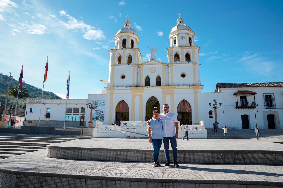 DanielRestrepoC's tweet image. #Chinácota, Norte de Santander, un lugar lleno de gente cálida, paisajes que enamoran y una linda energía que inspira en cada rincón.

Agradezco a Omar Chávez y Nelson Lagos Carrero y a todos los amigos por el recibimiento y por abrirnos las puertas con tanta generosidad.