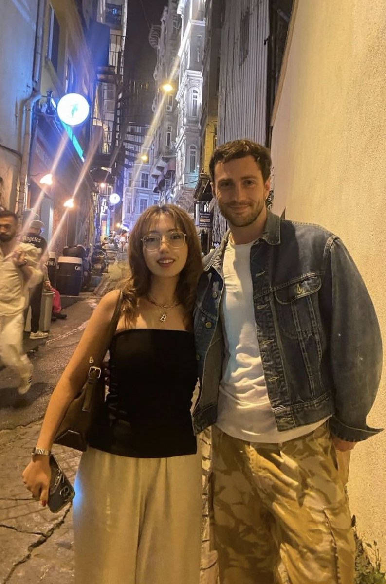 Gercek hayatta ne zaman jensen ackles yada jonathan bailey ile beyoglunda şoyle bir fotografim olacak ah ah jensen iti daha teksastan disari cikmaya useniyor