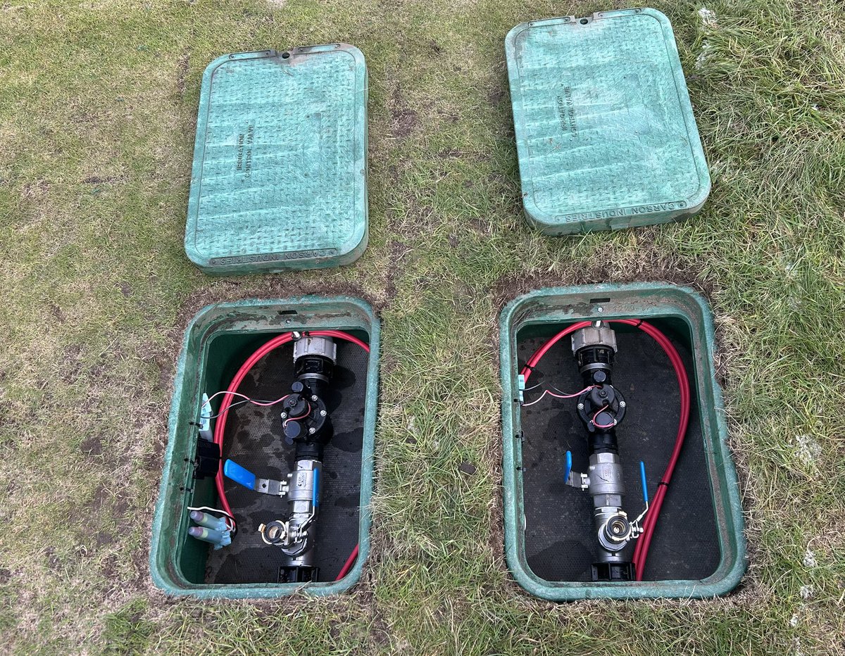 Leven_links's tweet image. 1/2 The phased irrigation install is now complete. 
The new design and spec of pipework is showing its worth, with the impressive coverage over one of our largest greens here on the Links.