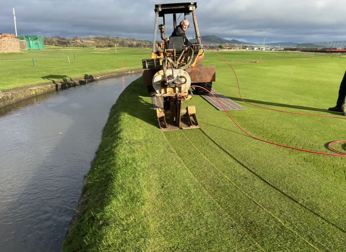 Leven_links's tweet image. 1/2 The phased irrigation install is now complete. 
The new design and spec of pipework is showing its worth, with the impressive coverage over one of our largest greens here on the Links.