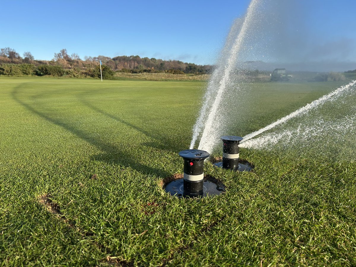 Leven_links's tweet image. 1/2 The phased irrigation install is now complete. 
The new design and spec of pipework is showing its worth, with the impressive coverage over one of our largest greens here on the Links.
