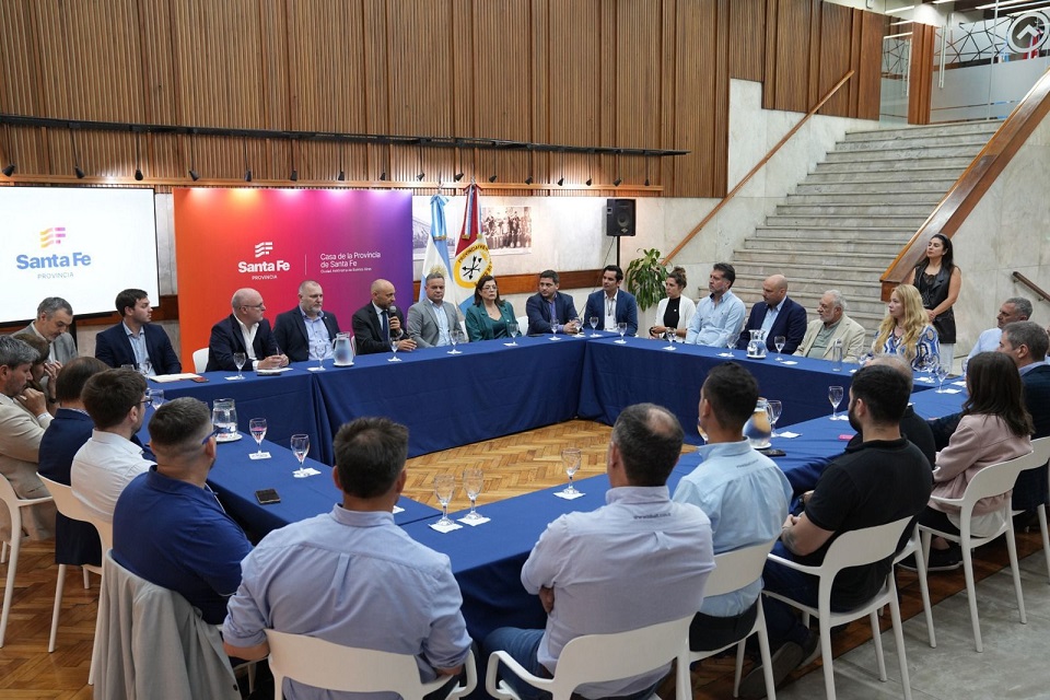 #SantaFe se consolida en la #Hidrovia con inversiones en infraestructura y una industria que crece

agenda4p.com.ar/2025/11/22/san…