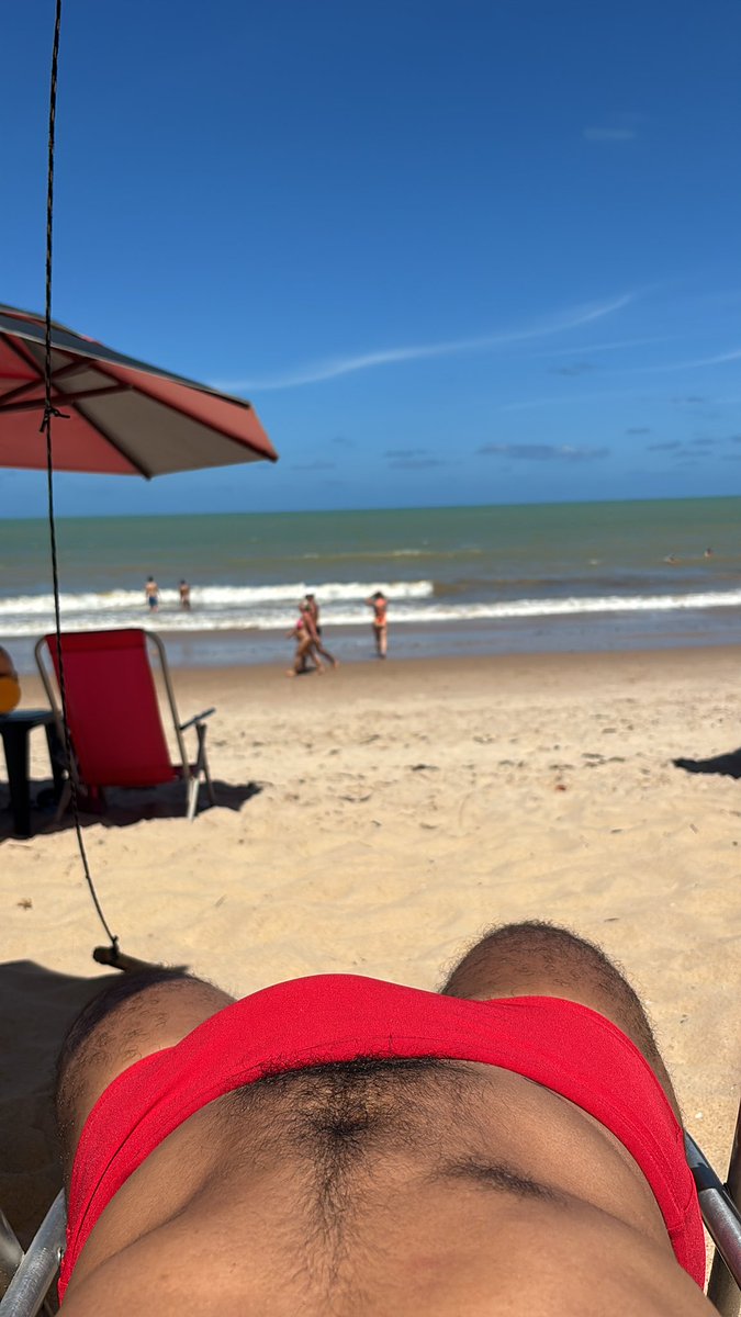 Acabei de ver um carinha gatinho aqui na praia com uma tatuagem de escorpião ENORME no cangote…
Vou pedir o contato dele 😏