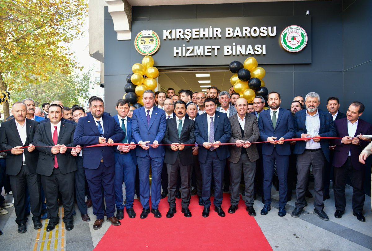 DemiryurekSefa's tweet image. ✅Kırşehir Barosu Hizmet Binası ve Sosyal Tesislerinin açılışını gerçekleştirdik.

✅Kırşehir Baro Başkanı Sn. Av. İsa Dağıstan başta olmak üzere tesislerin açılışında emeği geçenlere teşekkür ediyorum.

✅Hizmet binasının şehrimize ve tüm hukuk camiamıza hayırlı olmasını…