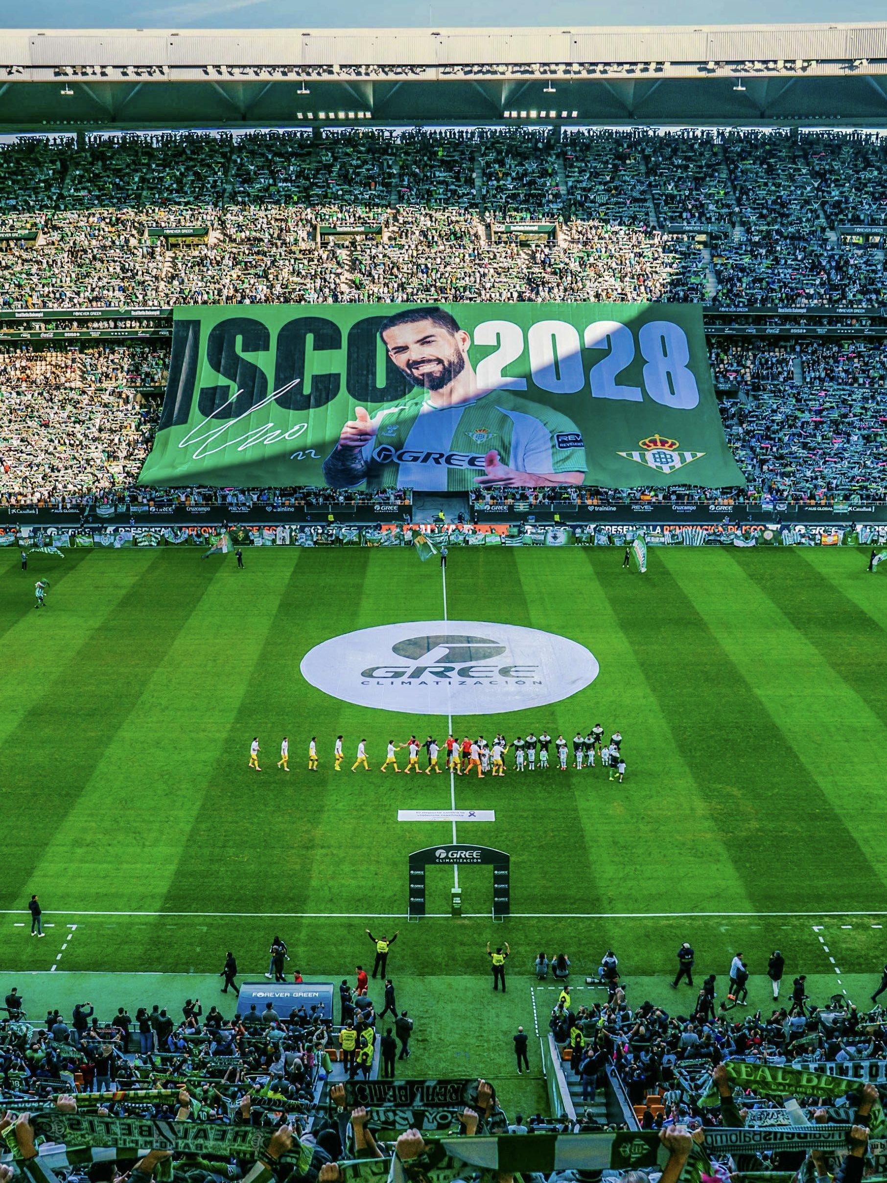 احتفالية ضخمة لتجديد عقد إيسكو. (وكالات) 