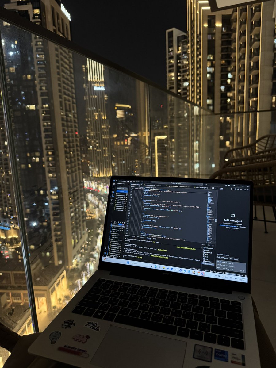 jawsamsa's tweet image. IT girl coding with a view
