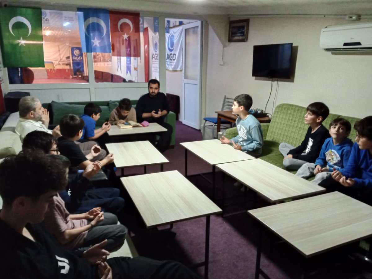 agdbeyoglu1's tweet image. Kur&apos;an-ı Kerim&apos;i hatmeden öğrencilerimizden Muhammed, hatim duası okuyarak hatmini taçlandırdı.