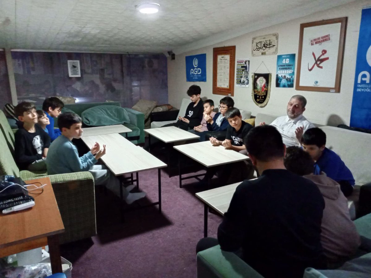 agdbeyoglu1's tweet image. Kur&apos;an-ı Kerim&apos;i hatmeden öğrencilerimizden Muhammed, hatim duası okuyarak hatmini taçlandırdı.