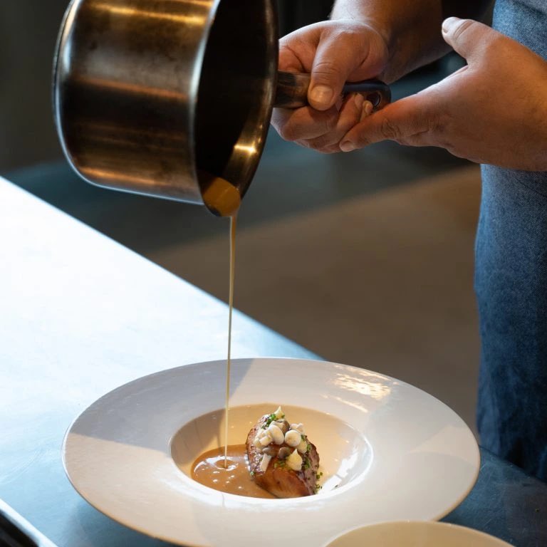 “Omakase” es una experiencia donde renuncias a elegir tu menú de comida y confías totalmente en la creatividad del 👨🏻‍🍳

Álvaro Díaz con el título de su álbum básicamente nos dice: “Confía en mí, yo decido qué te sirvo y en qué orden”