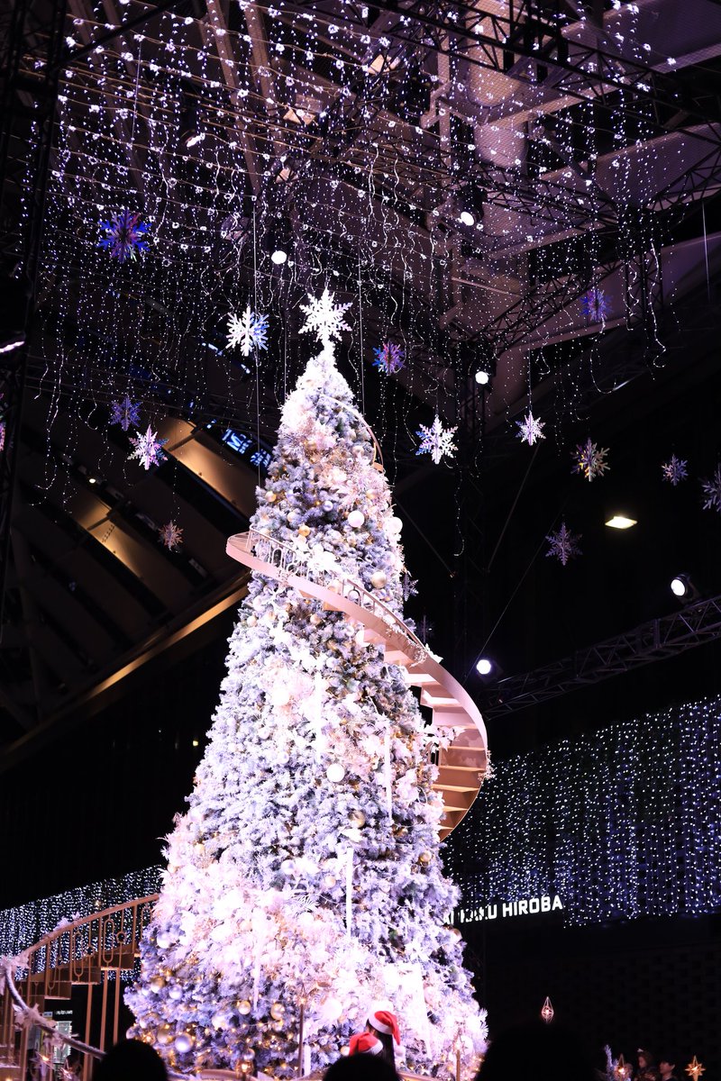 guutarano1's tweet image. #新宿住友ビル三角広場
#Snowflow
クリスマスツリーと
光のアーチ🎄✨
おやすみなさい🌛✨️
