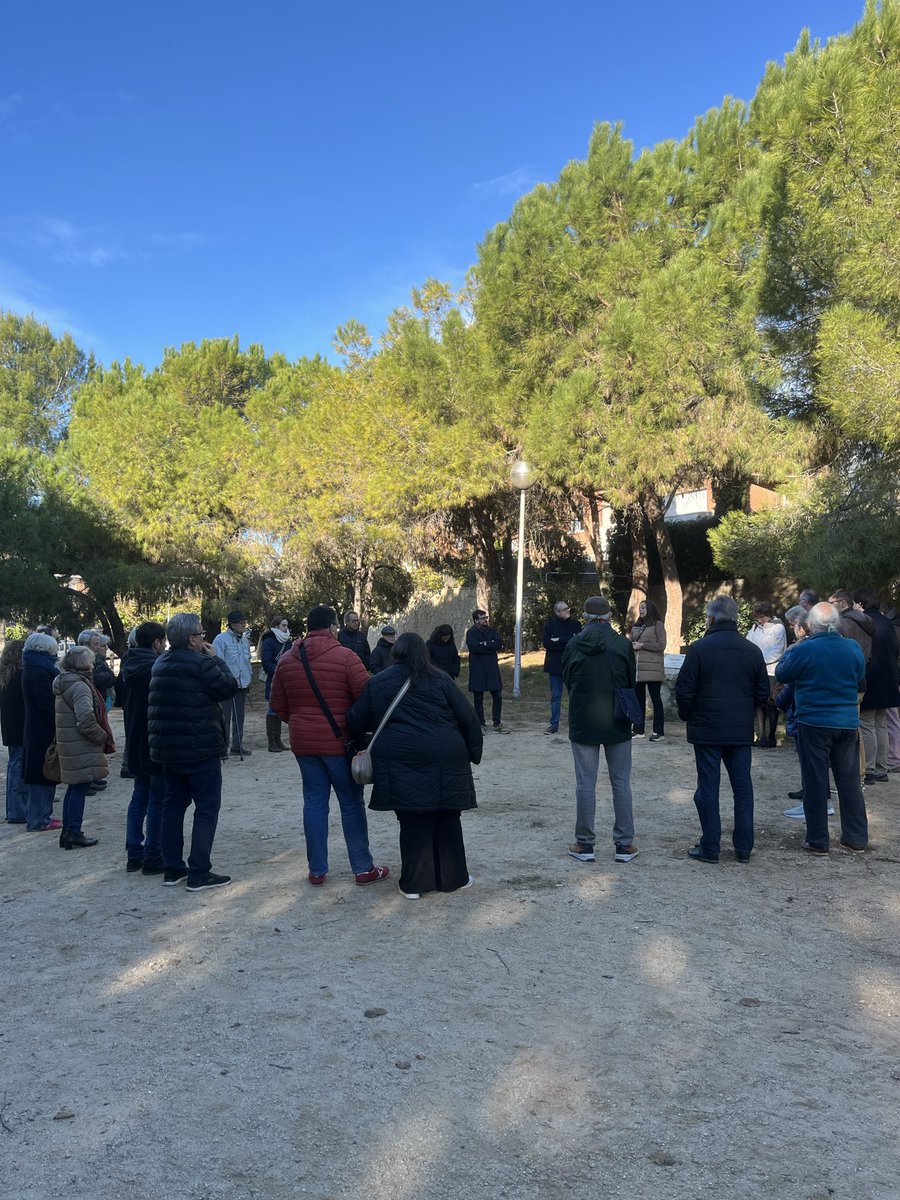 Retem homenatge a l'Ernest Lluch i renovem el compromís amb el seu llegat: la sanitat pública universal, el diàleg i la llibertat.

En un moment d'ascens dels discursos de l'odi i la por, reivindiquem Ernest Lluch per a seguir construint esperança i justícia social.

#SantCugat