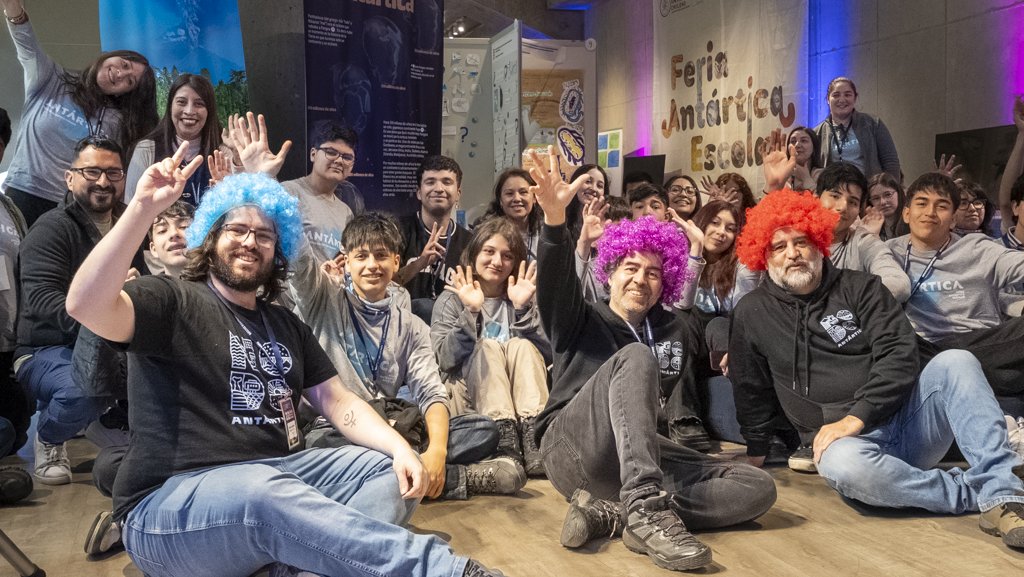 CienciaenMag's tweet photo. 🎭🧊 @inach_gob desmitifica fake news antárticas con “Antártica Fake”.
14 equipos FAE aprendieron verificación: búsqueda inversa, análisis de fuentes y detección de IA.
Nota completa aquí: https://t.co/4CuNqXMr08
#FAE2025 #Antártica #INACH #FakeNews https://t.co/g0M5Jct2Bd