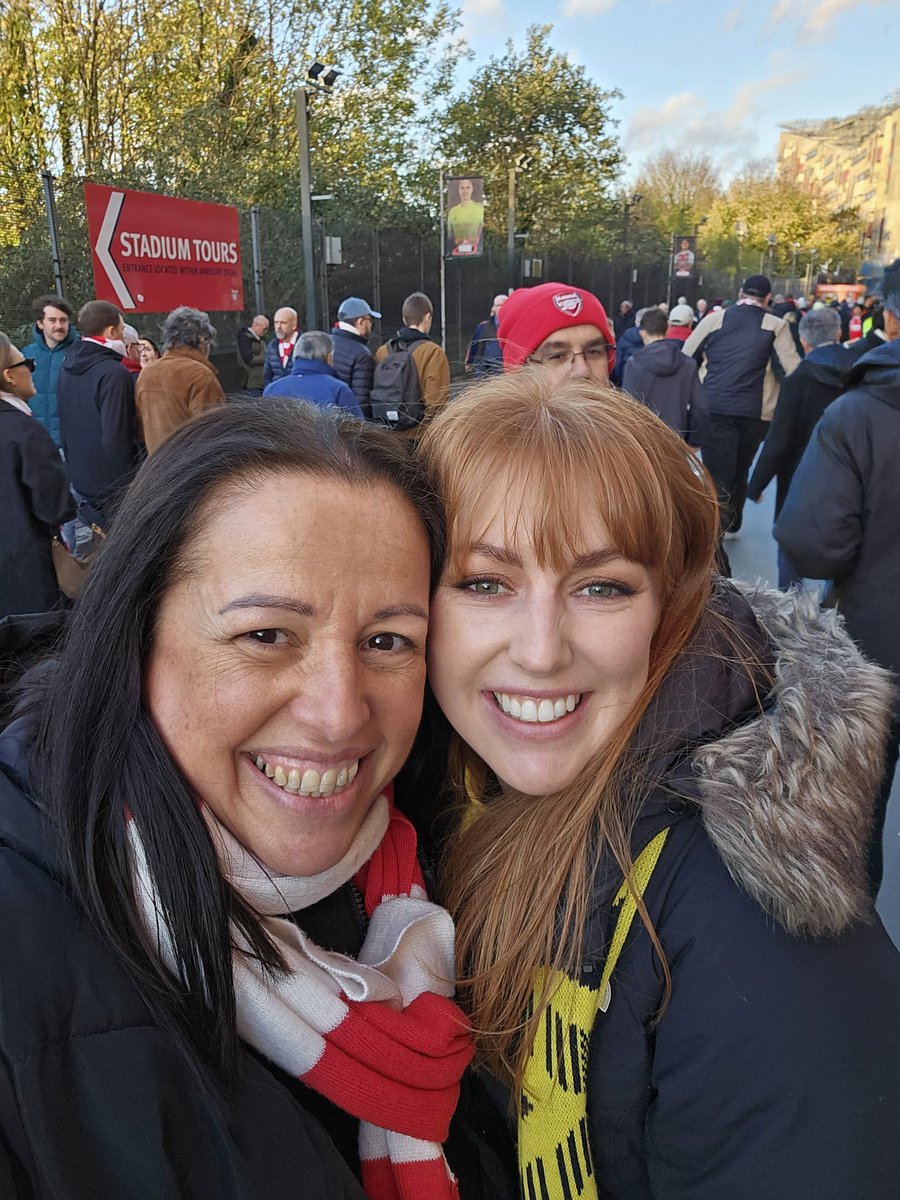When you finally bump into the fabulous <a href="/LauraKirk12/">Laura Kirk-Francis</a> outside the Emirates who's first sentence to me was "omg you're real and have legs and everything..."I bloody love her 🤣🤣🤣
