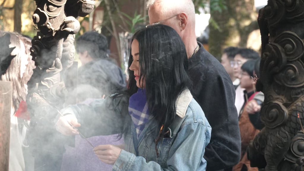 610KatyNugget's tweet photo. She signed for almost everyone who met her. Many Katycats went to 灵隐寺as soon as they heard that she’s there. She interacted with everyone and said “I love you” in Chinese
These photos were taken by my friends, I myself wasn’t lucky enough to be there https://t.co/LqYTesdJOY