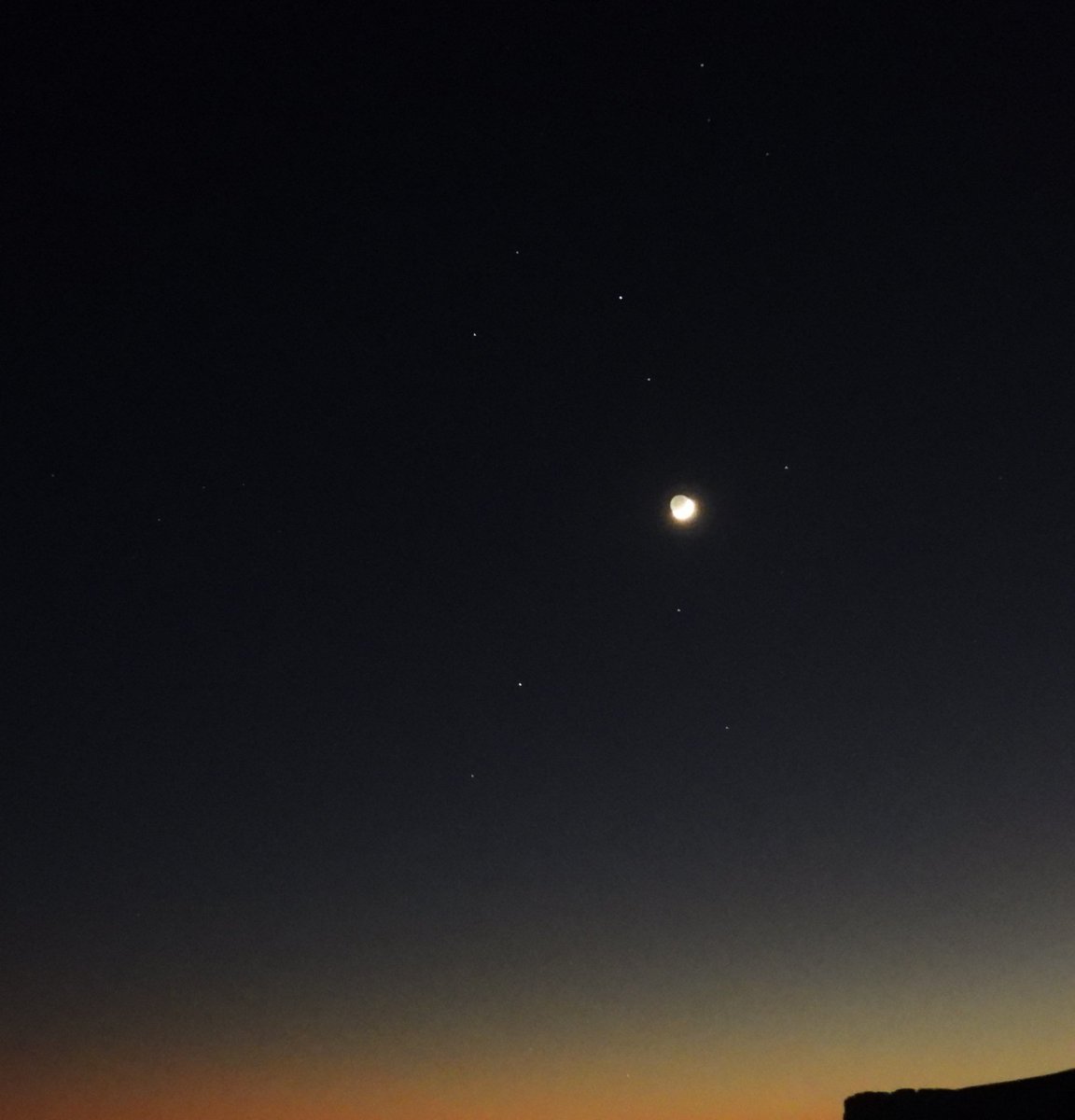 abdullh7755's tweet image. يحل هذه الليلة القمر في منزلة النعائم