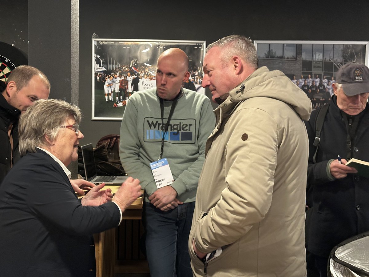 ThomasBrood's tweet photo. Tante Dicky spreekt Ron Jans even toe. #telutr https://t.co/lnYa6htZ0m
