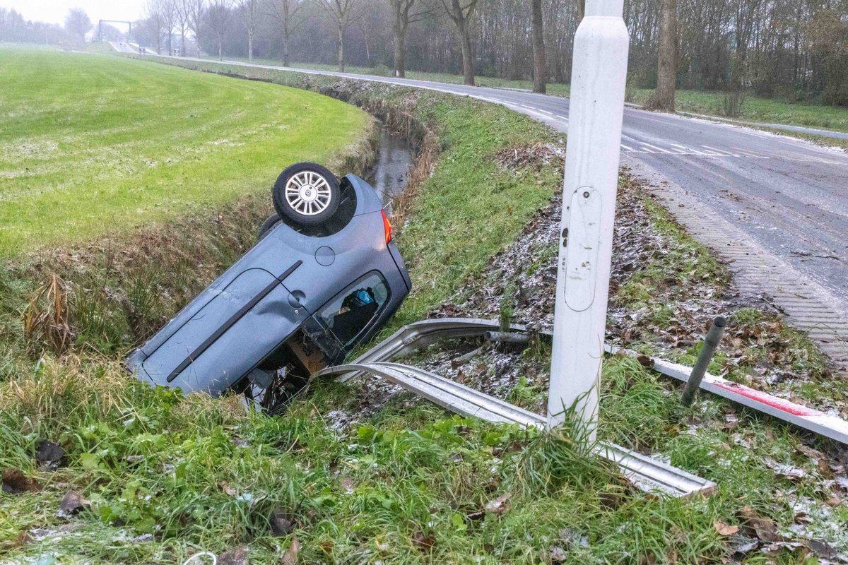 Auto over de kop in greppel in Grou