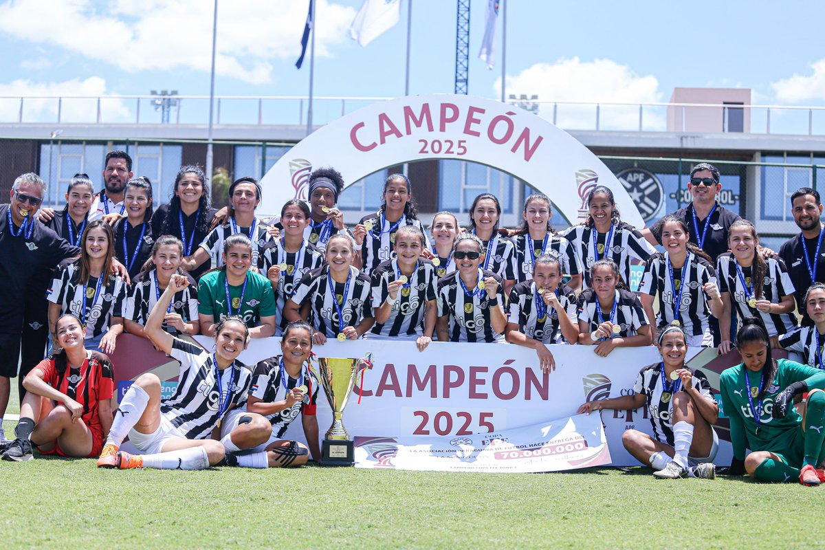 APFfutbolFEM's tweet photo. ¡Fiesta 𝙂𝙪𝙢𝙖𝙧𝙚𝙡𝙖 en el CARFEM! 🤩
📸 Así celebran las campeonas de la segunda edición de la ℂ𝕠𝕡𝕒 𝕖𝔽𝕖, (@LibertadFutFem)
¡Felicitaciones por esta conquista! 🏆🥇
#CopaEfe ⚽ https://t.co/iuDCUqwf4J