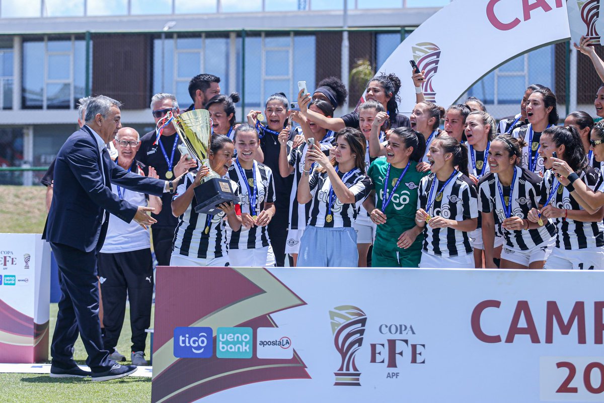 APFfutbolFEM's tweet photo. ¡Fiesta 𝙂𝙪𝙢𝙖𝙧𝙚𝙡𝙖 en el CARFEM! 🤩
📸 Así celebran las campeonas de la segunda edición de la ℂ𝕠𝕡𝕒 𝕖𝔽𝕖, (@LibertadFutFem)
¡Felicitaciones por esta conquista! 🏆🥇
#CopaEfe ⚽ https://t.co/iuDCUqwf4J