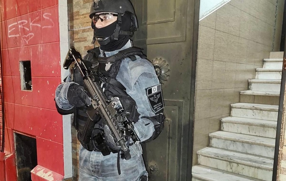 Detienen a un hombre que realizaba las #ventas en el domicilio y facilitaba su vivienda para el consumo de #estupefacientes

#CBACiudad

agenda4p.com.ar/2025/11/22/det…