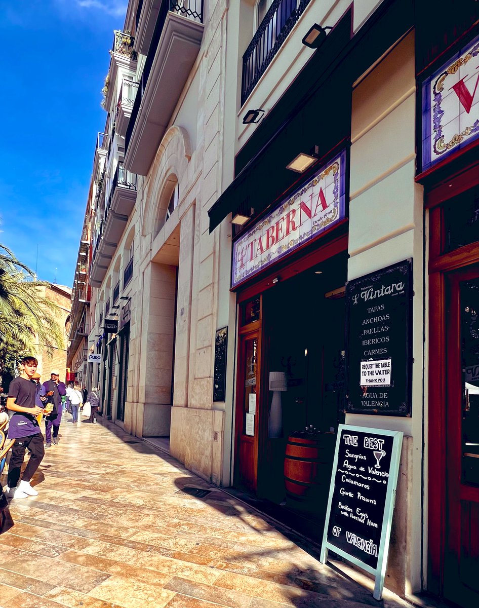 1000Rach's tweet photo. Broken eggs β€οΈ #SignsOnSunday #SundaySigns #Sunday #Valencia https://t.co/JgWwIfF1kP