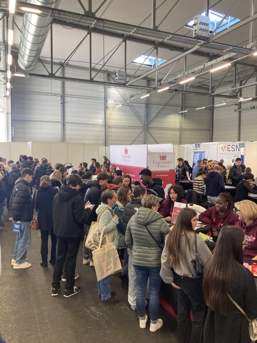 Nos étudiant-es 👩‍🎓étaient présents pour présenter nos formations au Lycée Aliénor d'Aquitaine de Poitiers, au Salon Studyrama de Poitiers et au Salon de l'Etudiant de Niort. Merci aux collègues qui les accompagnaient <a href="/UnivPoitiers/">Université de Poitiers</a> #parcoursup