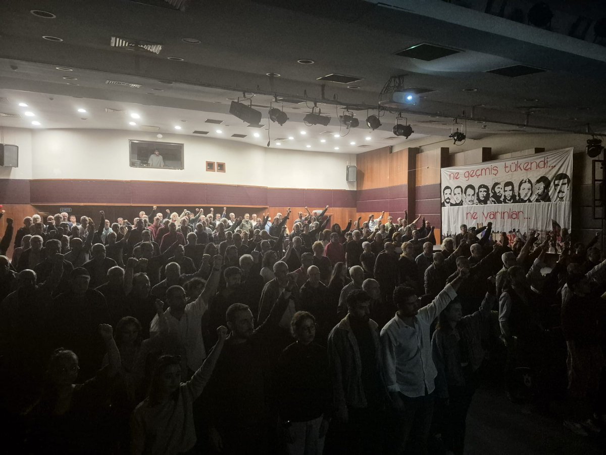 SolPartiIzmir's tweet image. Şiirlerimizle, türkülerimizle, sözümüzle geçmişin izinde, gelecek buluşmasında bir aradaydık.

68&apos;den bugüne süren  bu mücadele, bu tarih bizim! 

Saray rejimini yıkacak,  eşit, özgür yarınları kuracağız!