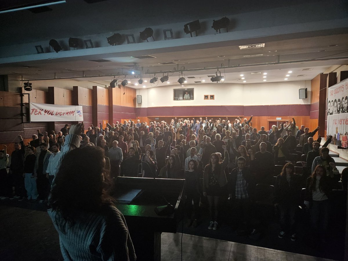 SolPartiIzmir's tweet image. Şiirlerimizle, türkülerimizle, sözümüzle geçmişin izinde, gelecek buluşmasında bir aradaydık.

68&apos;den bugüne süren  bu mücadele, bu tarih bizim! 

Saray rejimini yıkacak,  eşit, özgür yarınları kuracağız!