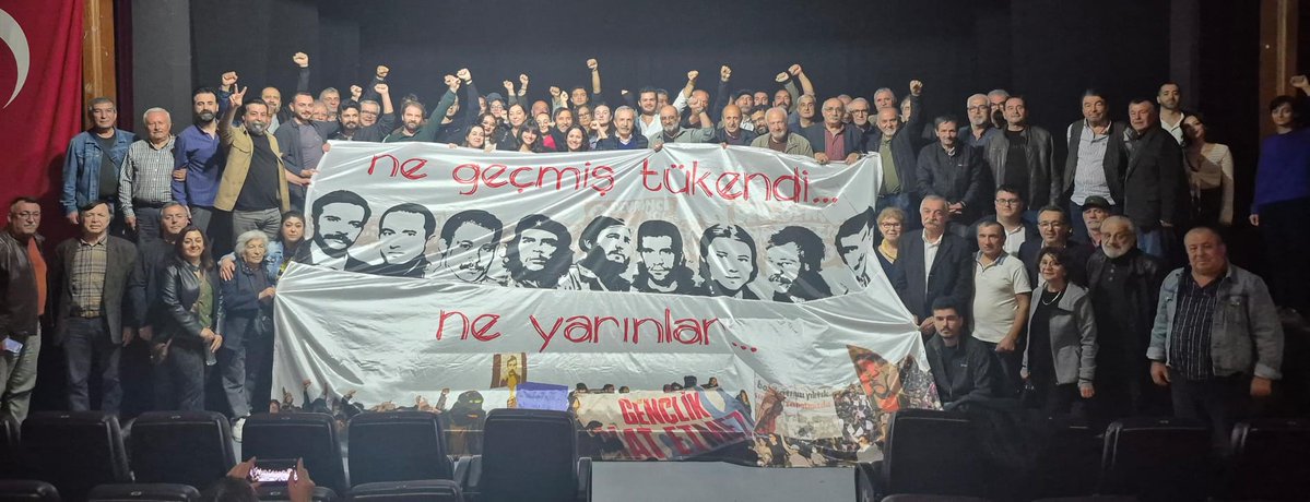 SolPartiIzmir's tweet image. Şiirlerimizle, türkülerimizle, sözümüzle geçmişin izinde, gelecek buluşmasında bir aradaydık.

68&apos;den bugüne süren  bu mücadele, bu tarih bizim! 

Saray rejimini yıkacak,  eşit, özgür yarınları kuracağız!