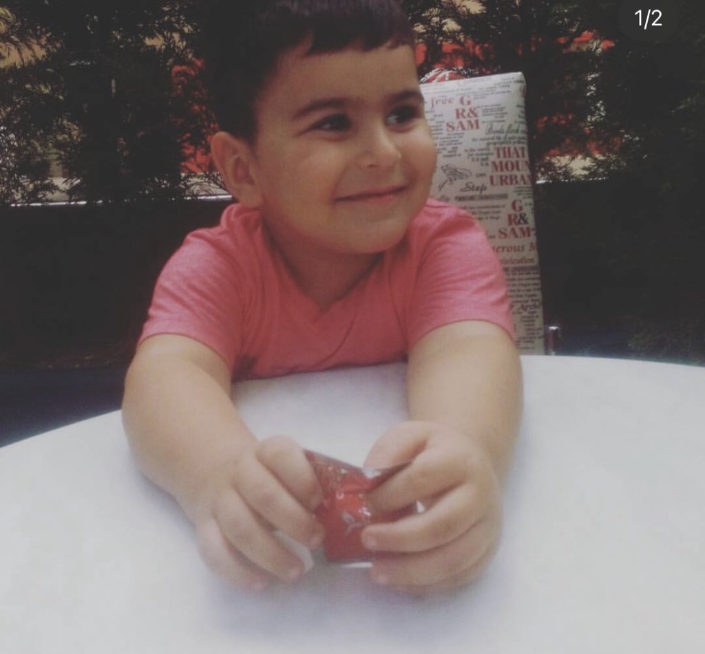 Yigiticinadalet's tweet photo. oğlumun katillerini bugün SOKAKTA TOP OYNARKEN GÖRDÜM. Allahım yanıyorum duy sesimi benim oğlum mezarda bunlar dışarda top oynuyor adalet neyi bekliyorsun? https://t.co/YI5ACH8LNO