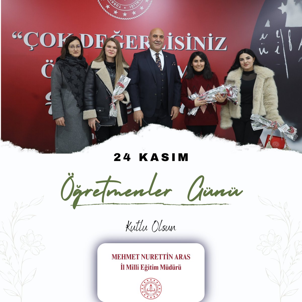 Bugün, sadece bir günü değil; bir ömrü çocuklara adayan gönül insanlarını anıyoruz.

Emeğiyle yol açan, sabrıyla güç veren, sevgisiyle iz bırakan tüm öğretmenlerimizin #24Kasım Öğretmenler Günü’nü yürekten kutluyoruz.

Bir tebessümünüz, bir dokunuşunuz, bir cümleniz
Bazen bir