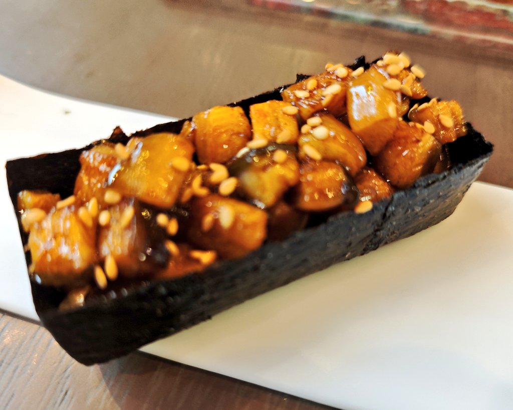 socdevida's tweet image. Avui ens hem acomiadat del @teatrokitchen. El 21 de desembre tanquen, i fa molta pena. Hi hem menjat espectacularment bé: tot perfecte. Feia temps que no gaudíem tant. Aneu-hi abans que abaixin la persiana per sempre!