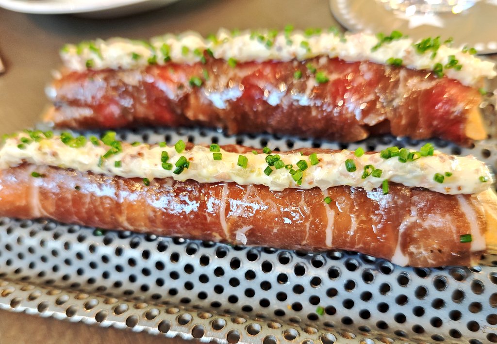 socdevida's tweet image. Avui ens hem acomiadat del @teatrokitchen. El 21 de desembre tanquen, i fa molta pena. Hi hem menjat espectacularment bé: tot perfecte. Feia temps que no gaudíem tant. Aneu-hi abans que abaixin la persiana per sempre!