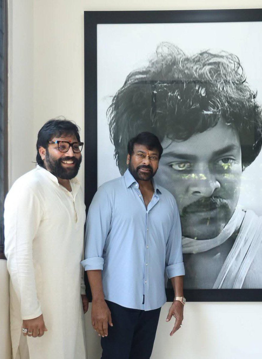 MyLifeIsAnupama's tweet image. #PrabhasRaju గారి స్పిరిట్ మూవీ పూజా కార్యక్రమాన్ని తన అభిమాన నటుడు మెగాస్టార్ @KChiruTweets గారితో చేయించిన  మెగా అభిమాని @imvangasandeep గారు !!