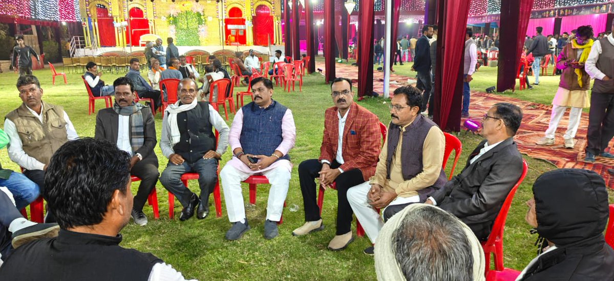 DrKPSinghYadav's tweet image. अशोकनगर के अधिराज गार्डन में पटेल श्री केदार सिंह यादव जी देरासा बालो की सुपुत्री के शुभ विवाह समारोह में सम्मिलित होकर शुभकामनाएं प्रेषित की.