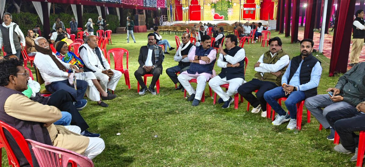 DrKPSinghYadav's tweet image. अशोकनगर के अधिराज गार्डन में पटेल श्री केदार सिंह यादव जी देरासा बालो की सुपुत्री के शुभ विवाह समारोह में सम्मिलित होकर शुभकामनाएं प्रेषित की.