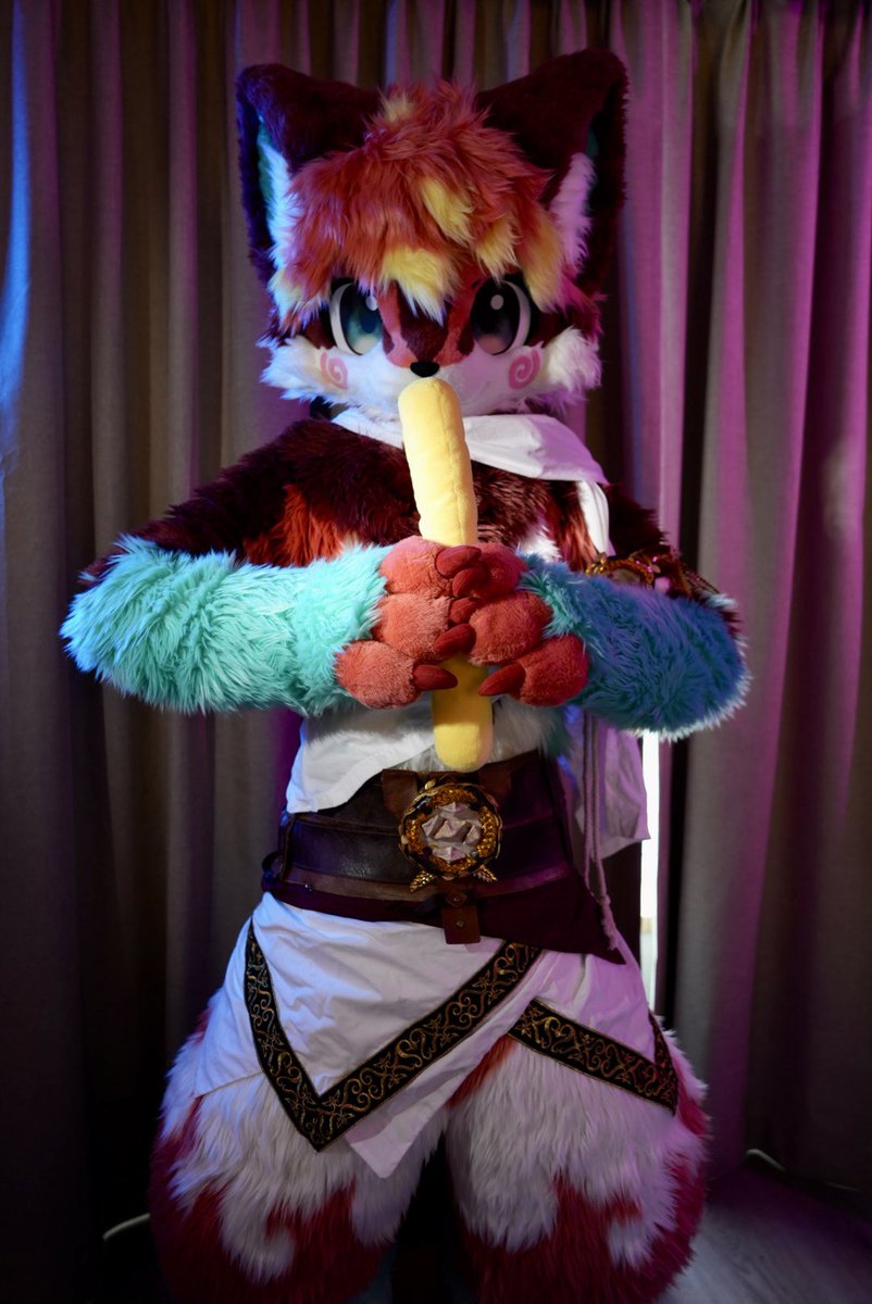見よ！これこそは邪悪を討つ聖なる光――誓いのフライドポテトだ！🍟✨

———
📷：<a href="/RedPandaFiki/">Fiki</a> 

#ケモノをみて今週もがんばりマンデー
#FursuitEveryday #furmony