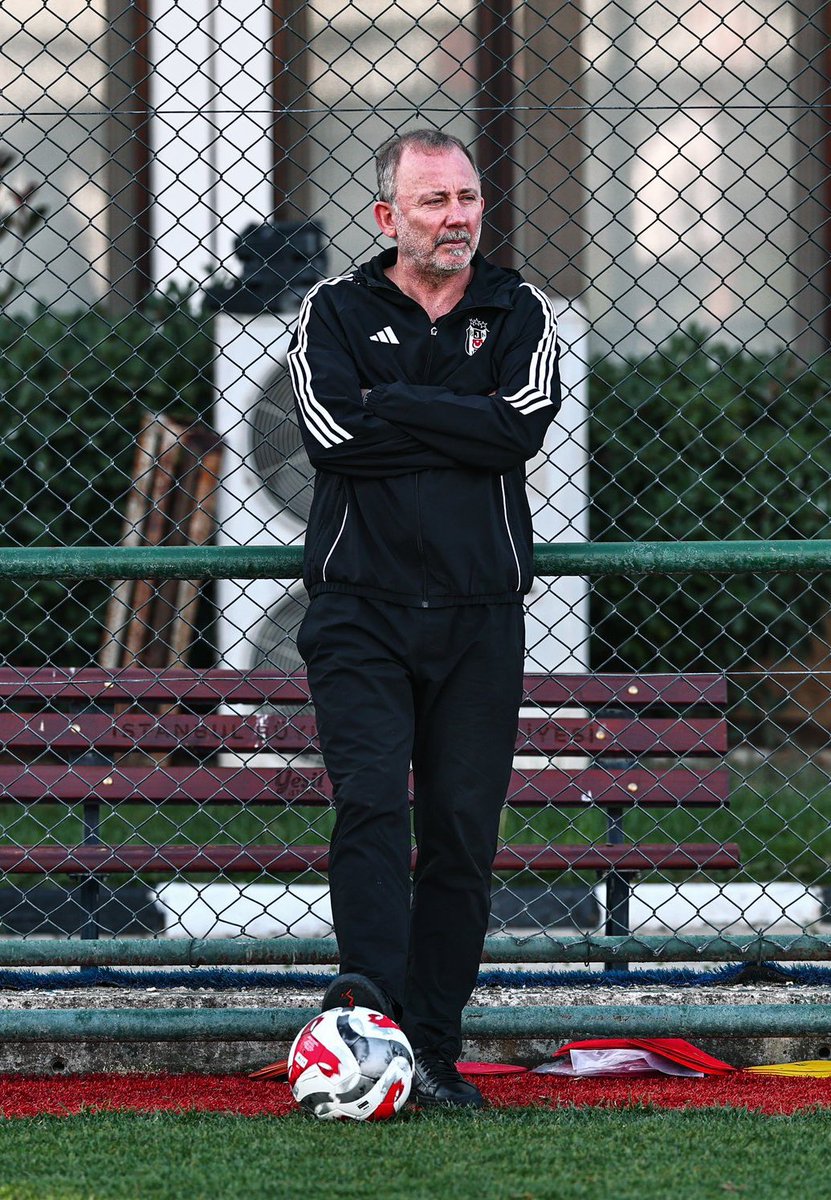 13m€ verdikleri forvetin beyni yok, 
Milyon eurolar harcadılar kanat yok,
Merkez orta saha yok,

Bunlara rağmen geniş kadrosu bizden kaliteli takıma üstün oyun oynattın.
Ama seni yiyecekler hocam, bu iş için para kazanan fenomenler ve aptal takipçileri seni yiyecek.

#BJKvSAM