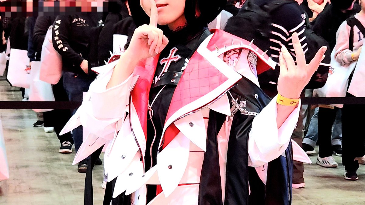 _Hesal's tweet photo. @komojinos3 イベント当日は一人で訪問しましたので、偶然お会いした方の助力で残した写真を証拠として提示します···はい、本人です。 ブースで本当に出会っちゃいましたが、どうしよう~と思いましたが、褒められるようになって嬉しいです！ 本当に好きなキャラクターなので、一生懸命準備したんです。 https://t.co/ruvdT0teyH