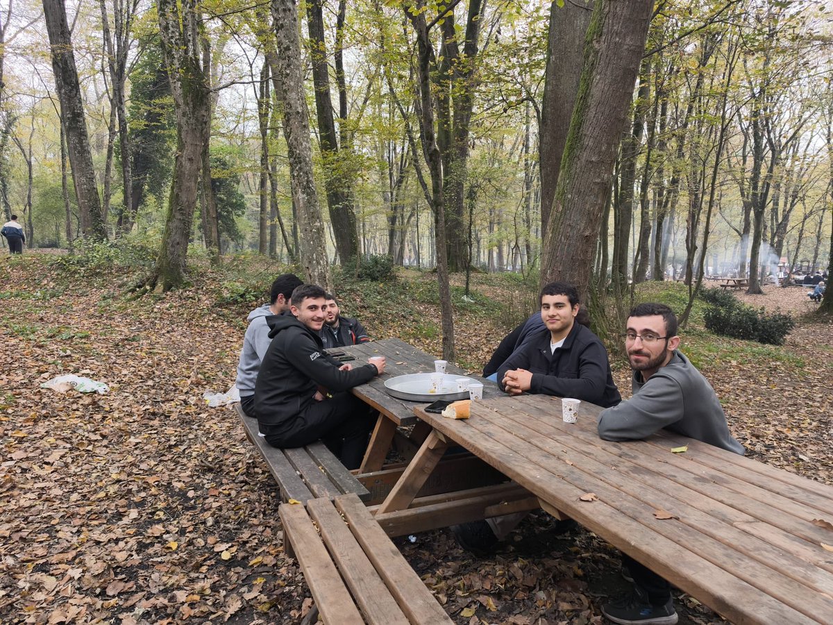 Bugün ilçe yönetimimiz ve üyelerimizle birlikte Belgrad Ormanı’nda yürüyüş ve kahvaltı programında bir araya geldik. 

Hem birlik ve kardeşliğimizi pekiştirdik hem de yeni çalışmalarımız için enerji depoladık.