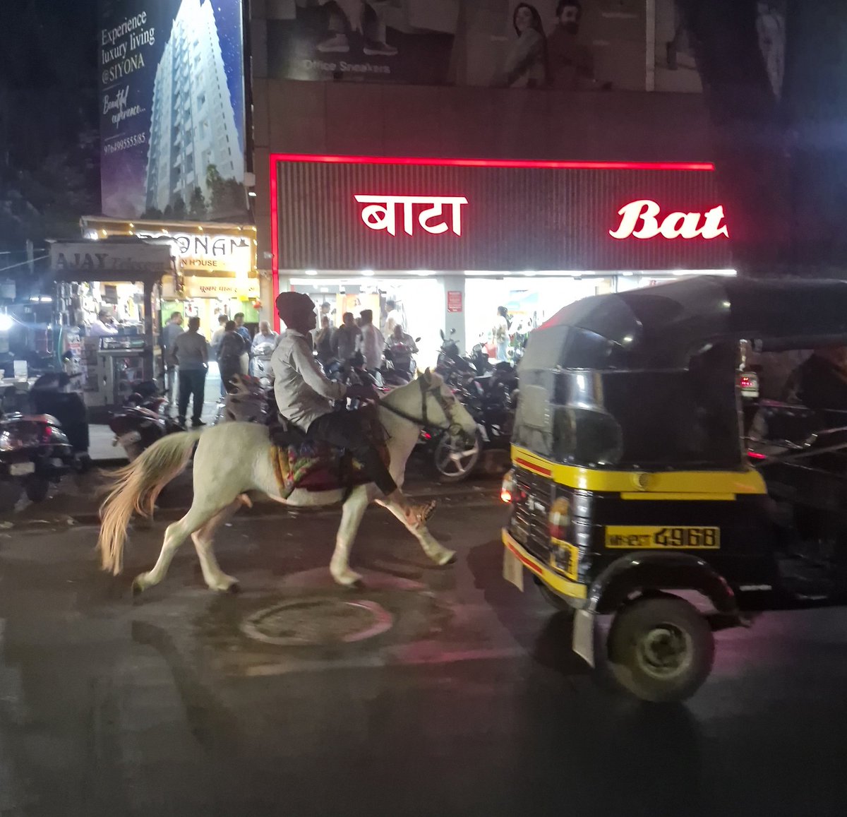 Dhimahi11's tweet image. Pune is wild.

Saw a guy riding  horse on the busy streets with full control over it.